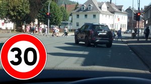 Tempo 30 vor der Laaspher Grundschule? Längst überfällig aber unerwünscht.
