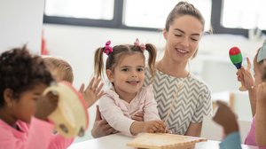 Kinder und Erzieherin