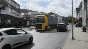 B62 in Bad Laasphe mit Verkehr.