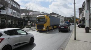 B62 in Bad Laasphe mit Verkehr.